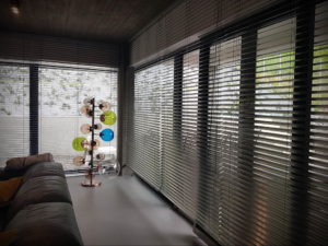 горизонтальные жалюзи в интерьере 19.09.2019 №043 - horizontal blinds in t - design-foto.ru