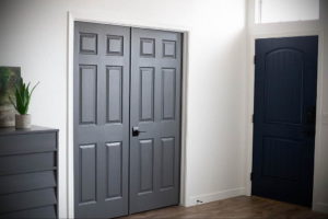 двери серого цвета в интерьере 24.09.2019 №004 -gray interior- design-foto.ru