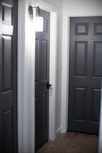 двери серого цвета в интерьере 24.09.2019 №005 -gray interior- design-foto.ru
