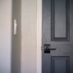 двери серого цвета в интерьере 24.09.2019 №008 -gray interior- design-foto.ru