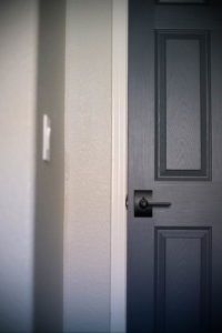 двери серого цвета в интерьере 24.09.2019 №008 -gray interior- design-foto.ru