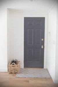 двери серого цвета в интерьере 24.09.2019 №013 -gray interior- design-foto.ru