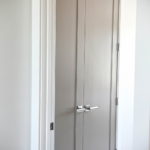 двери серого цвета в интерьере 24.09.2019 №017 -gray interior- design-foto.ru