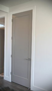 двери серого цвета в интерьере 24.09.2019 №020 -gray interior- design-foto.ru