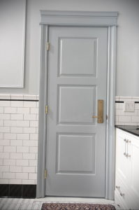 двери серого цвета в интерьере 24.09.2019 №030 -gray interior- design-foto.ru