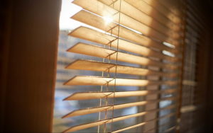 деревянные жалюзи в интерьере 19.09.2019 №063 - wooden blinds in the int - design-foto.ru