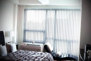 жалюзи в интерьере спальни 19.09.2019 №029 - blinds in the bedroom interior - design-foto.ru