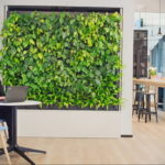 зеленая стена в интерьере 06.10.2019 №038 -green in the interior- design-foto.ru
