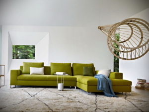 зеленый диван в интерьере 06.10.2019 №002 -green in the interior- design-foto.ru