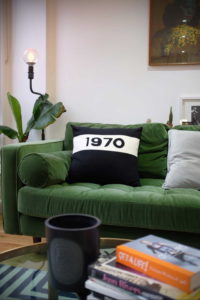 зеленый диван в интерьере 06.10.2019 №009 -green in the interior- design-foto.ru