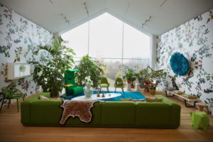зеленый диван в интерьере 06.10.2019 №013 -green in the interior- design-foto.ru