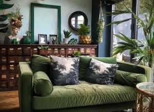 зеленый диван в интерьере 06.10.2019 №042 -green in the interior- design-foto.ru