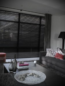 черные жалюзи в интерьере 19.09.2019 №003 - black blinds in the interior - design-foto.ru