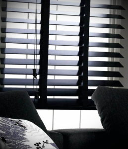 черные жалюзи в интерьере 19.09.2019 №007 - black blinds in the interior - design-foto.ru