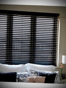 черные жалюзи в интерьере 19.09.2019 №034 - black blinds in the interior - design-foto.ru