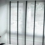 черные жалюзи в интерьере 19.09.2019 №054 - black blinds in the interior - design-foto.ru