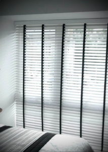 черные жалюзи в интерьере 19.09.2019 №054 - black blinds in the interior - design-foto.ru