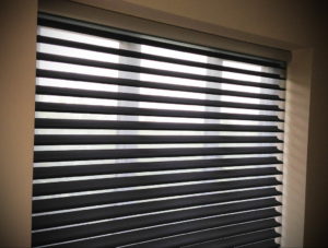 черные жалюзи в интерьере 19.09.2019 №062 - black blinds in the interior - design-foto.ru