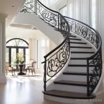 Лестница, классический стиль, витая лестница, кованые перила, светлые тона, высокие потолки, арка.