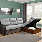 Гостиная в современном стиле, светло-серая цветовая гамма, угловой диван с ящиками для хранения, картина, торшер, ковер.