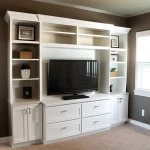 Гостиная, современный стиль, белая стенка для ТВ, полки, диван, ковер, минимализм.