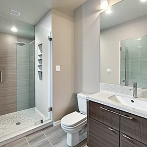 Дизайн интерьера для небольших квартир compact bathroom with walk-in shower design-foto.ru 057