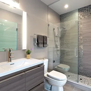 Дизайн интерьера для небольших квартир compact bathroom with walk-in shower design-foto.ru 059