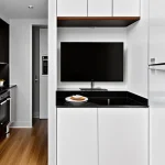 Дизайн интерьера для небольших квартир cozy small apartment kitchen with space-efficient design-foto.ru 109