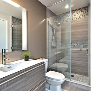 Дизайн интерьера для небольших квартир modern small bathroom with walk-in shower design-foto.ru 271