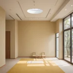 Гостиная в стиле минимализм, бежевая цветовая гамма, два кресла, ковер, большие окна, современный дизайн.