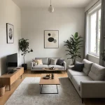 Гостиная в скандинавском стиле, светлая цветовая гамма, серый диван, деревянный журнальный столик, растения, минималистичный декор.