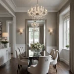 Столовая в неоклассическом стиле, светлые стены, большой обеденный стол, элегантные стулья, хрустальная люстра, картины.