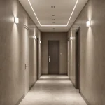 Коридор в современном стиле, бежевые стены, встроенные шкафы, точечные светильники, настенные бра, двери.