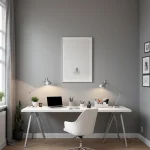 Домашний офис в современном стиле, светло-серые стены, белый стол, эргономичное кресло, настольные лампы, окно.