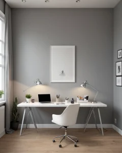 Домашний офис в современном стиле, светло-серые стены, белый стол, эргономичное кресло, настольные лампы, окно.