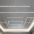 Современный потолок, геометрические линии, светодиодная подсветка, белая цветовая гамма, минималистичный дизайн, функциональное освещение.