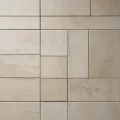 Крупный план напольной плитки на кухне с проблемной затиркой: трещины, пятна и сколы в швах, демонстрирующие, почему к выбору затирки для пола нужно отнестись серьезно, чтобы избежать головной боли.