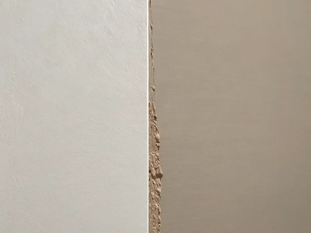 Фотореалистичный снимок, сравнивающий текстуру шпаклевки и фугенфюллера, нанесенных на шов гипсокартона, демонстрирующий выбор лучшего состава для заделки стыков.