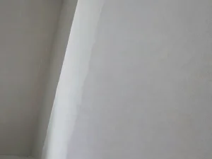 Фрагмент стены с заделанным швом, ремонт, отделка, подготовка поверхности, шпаклевка.