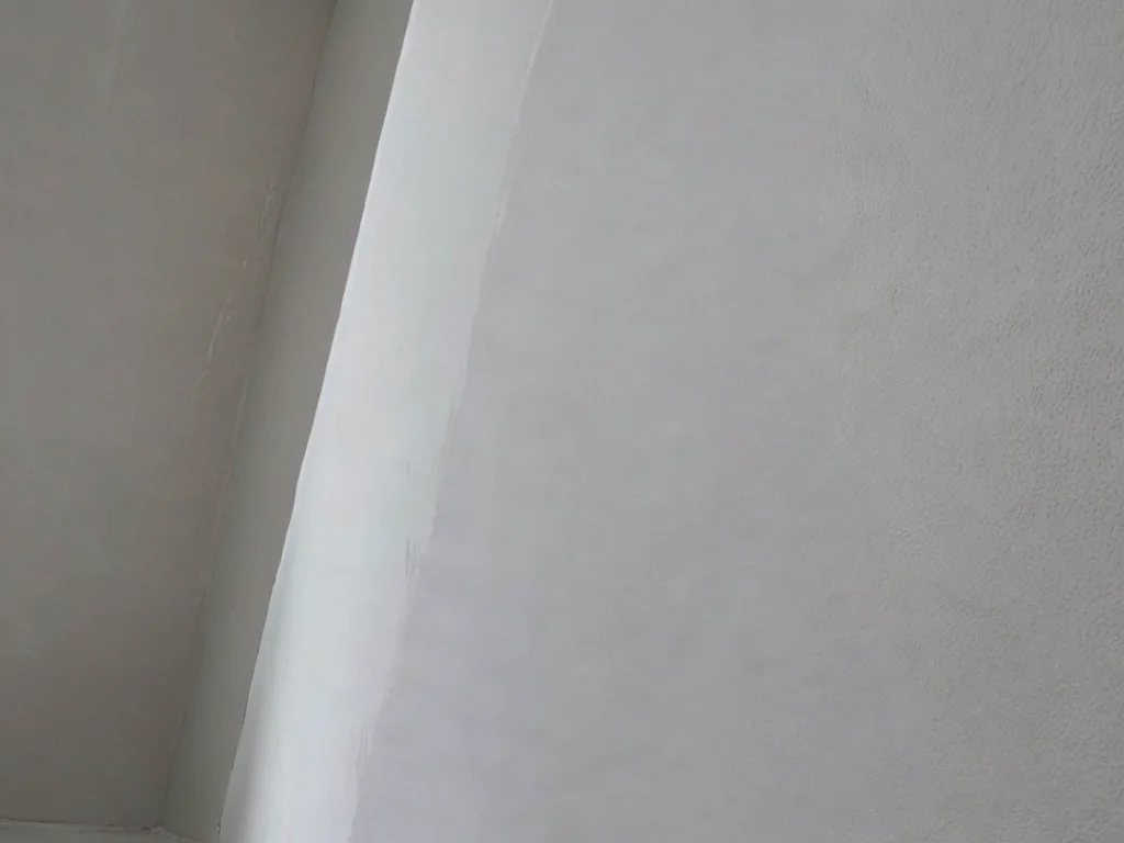 Фрагмент стены с заделанным швом, ремонт, отделка, подготовка поверхности, шпаклевка.