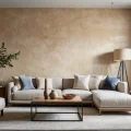 Гостиная, бежевые тона, диван, декоративная штукатурка, ковер, растения, лампа, современный дизайн, уют.