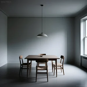 Светлая обеденная комната в стиле минимализм с деревянным столом и плетеными стульями, освещенная подвесным светильником.