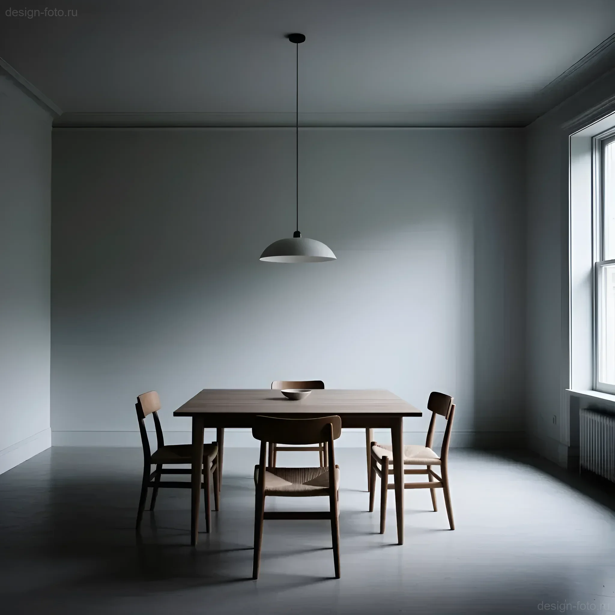 Светлая обеденная комната в стиле минимализм с деревянным столом и плетеными стульями, освещенная подвесным светильником.