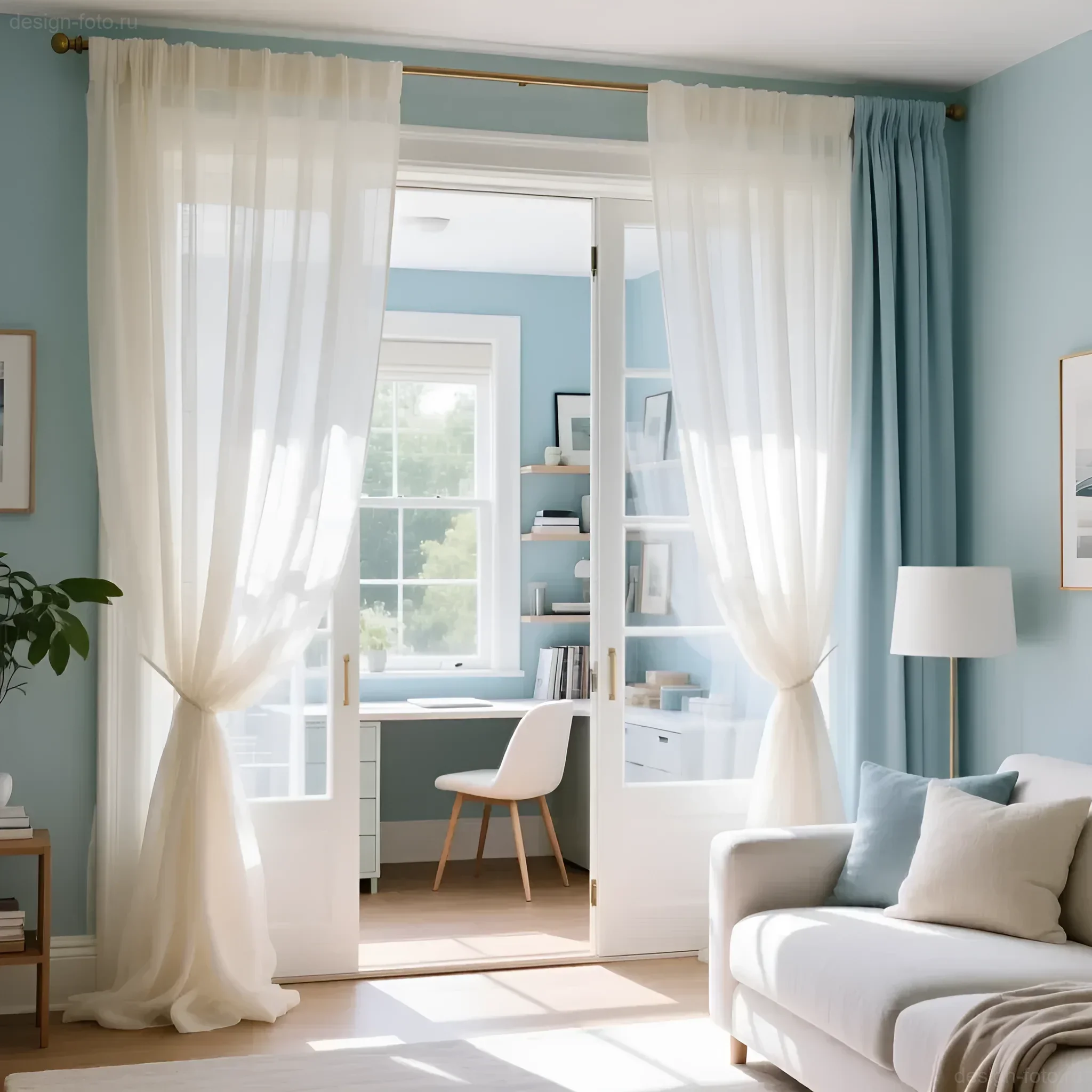 Светлая гостиная с голубыми стенами и окном, обрамленным полупрозрачным тюлем и плотными голубыми портьерами