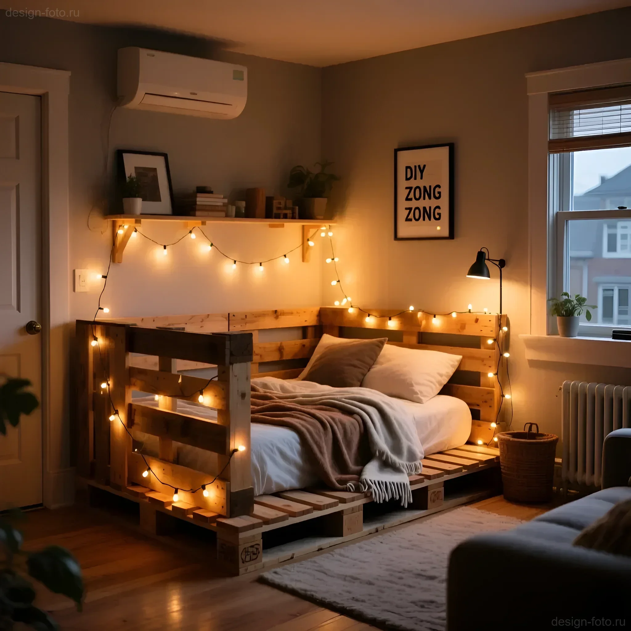 Уютная спальная зона с кроватью из деревянных паллет, украшенной теплой гирляндой, в небольшой комнате