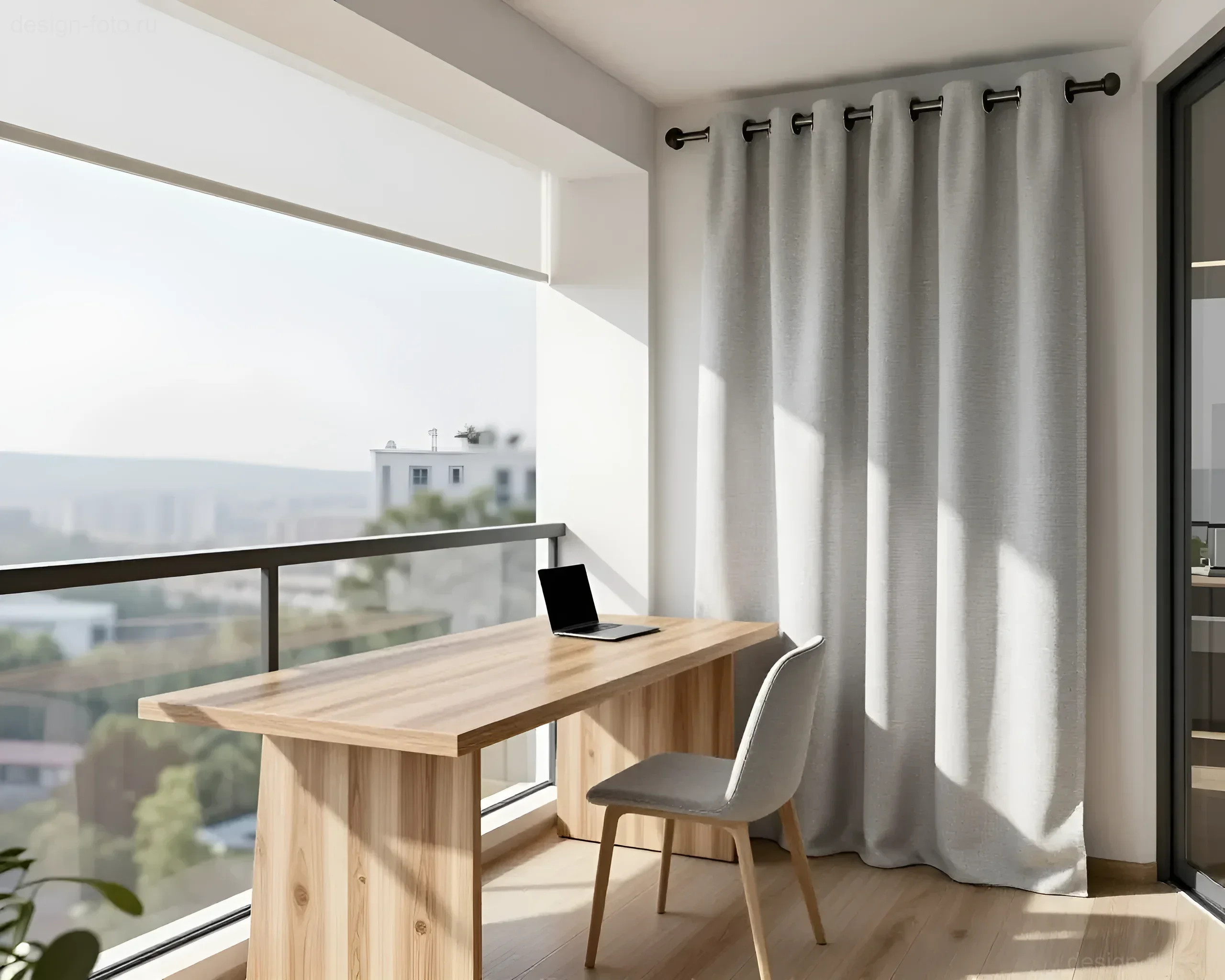 Balcon moderne transformé en mini-bureau fonctionnel avec une table en bois, une chaise ergonomique et des rideaux clairs, offrant une vue sur la ville.