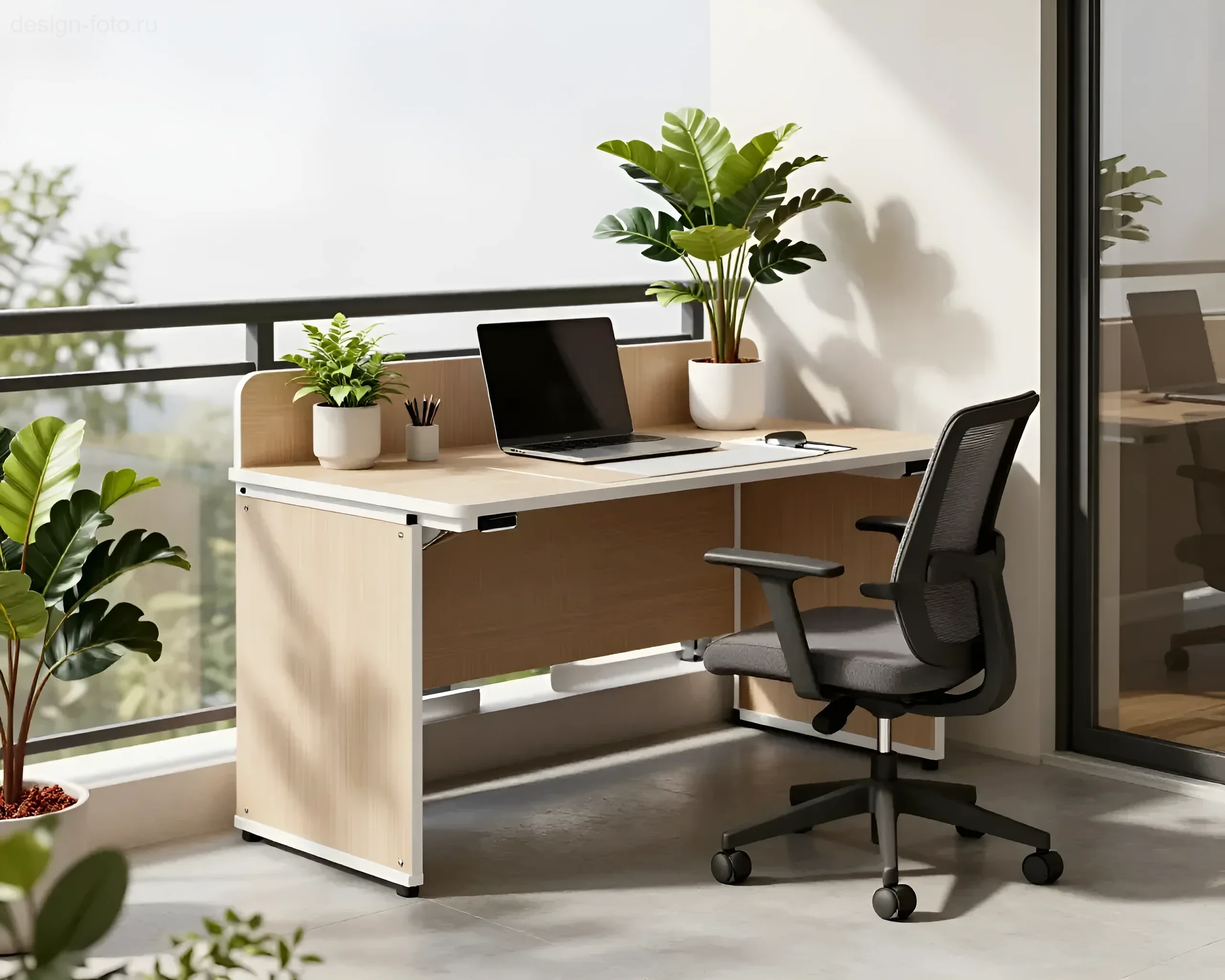Mini-bureau de balcon confortable avec une table compacte, une chaise ergonomique et des plantes vertes sur fond de paysage urbain.