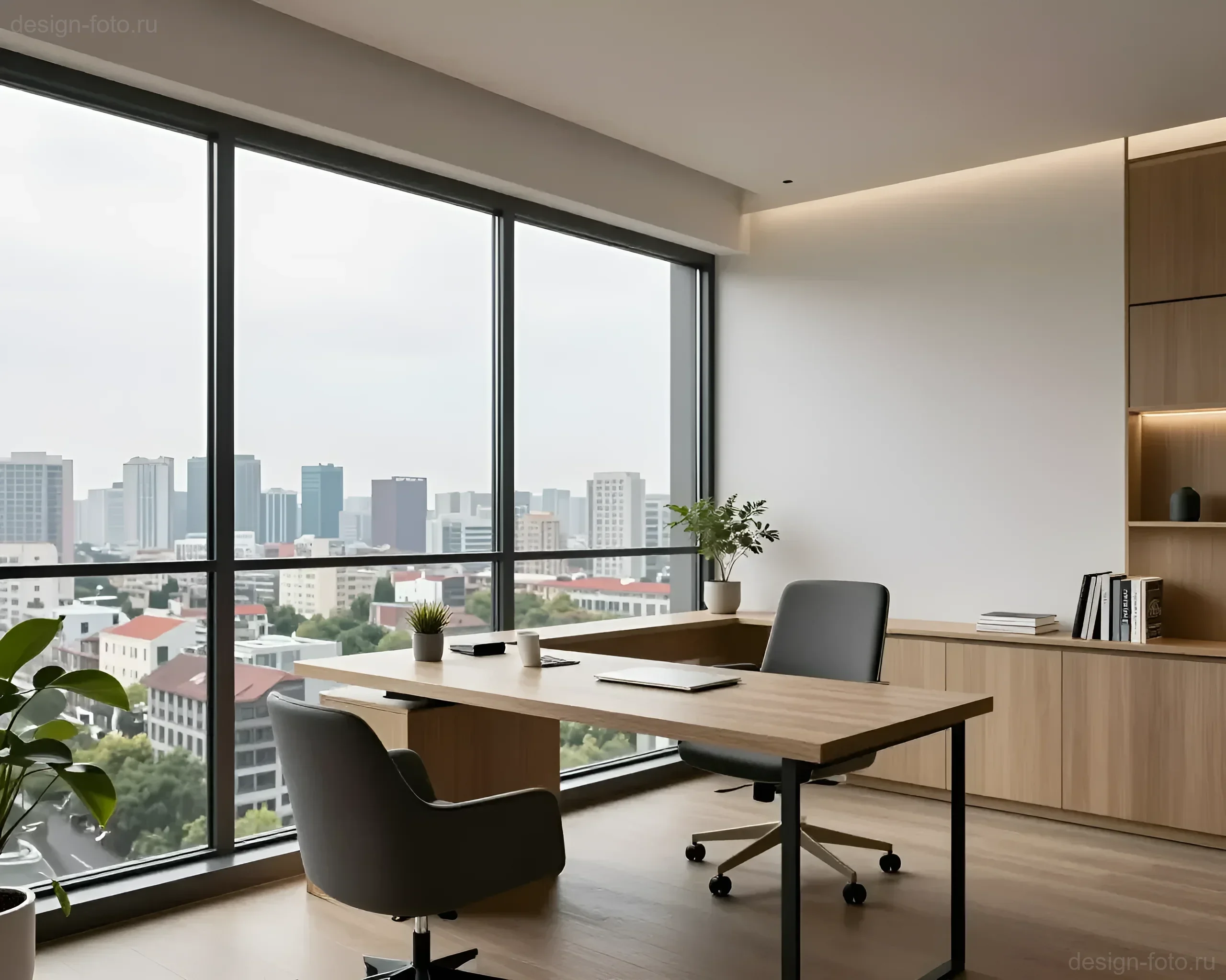 Balcon confortable transformé en bureau avec vue panoramique sur la ville, table en bois et chaises ergonomiques.